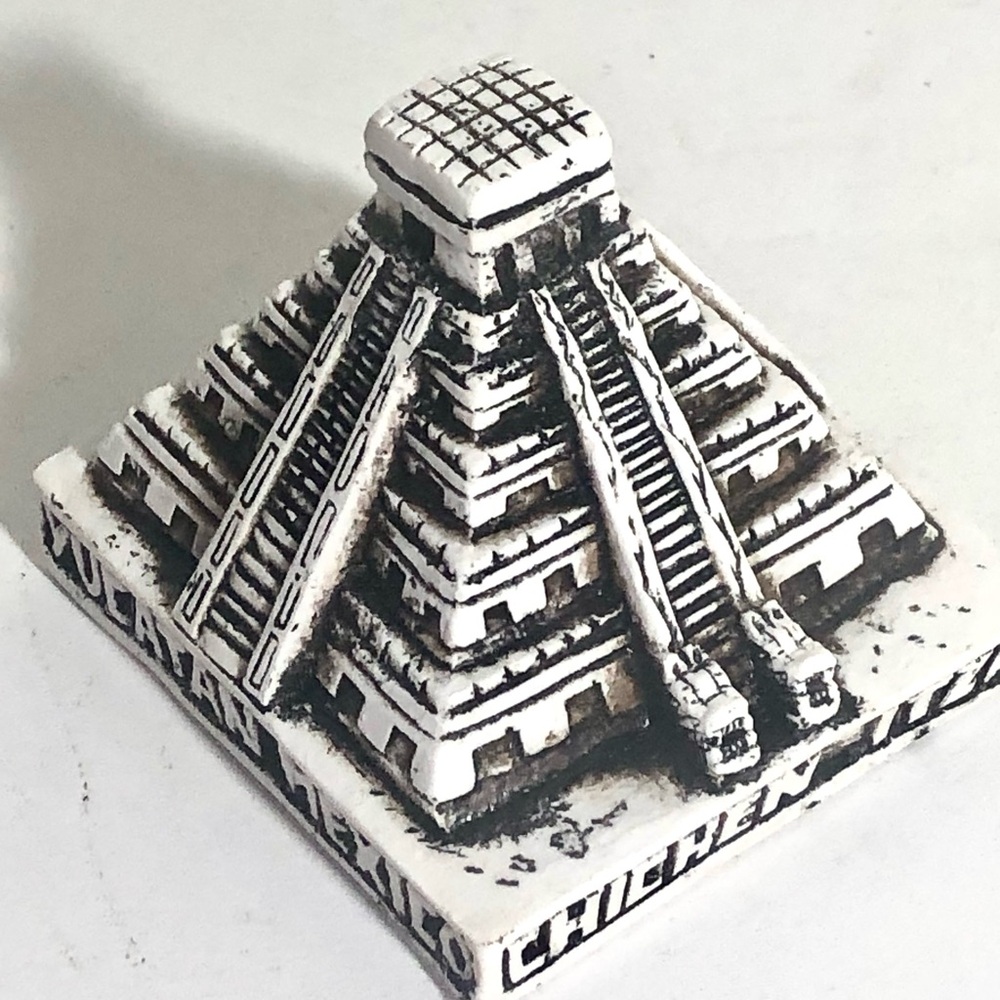COPY - White and Black Mayan Chichen Itza Pyramid Model